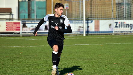 Maximilian Semmler erzielt das fr&uuml;he 1:0 und das 2:0 f&uuml;r Deggendorf im Landkreisderby gegen K&uuml;nzing.
