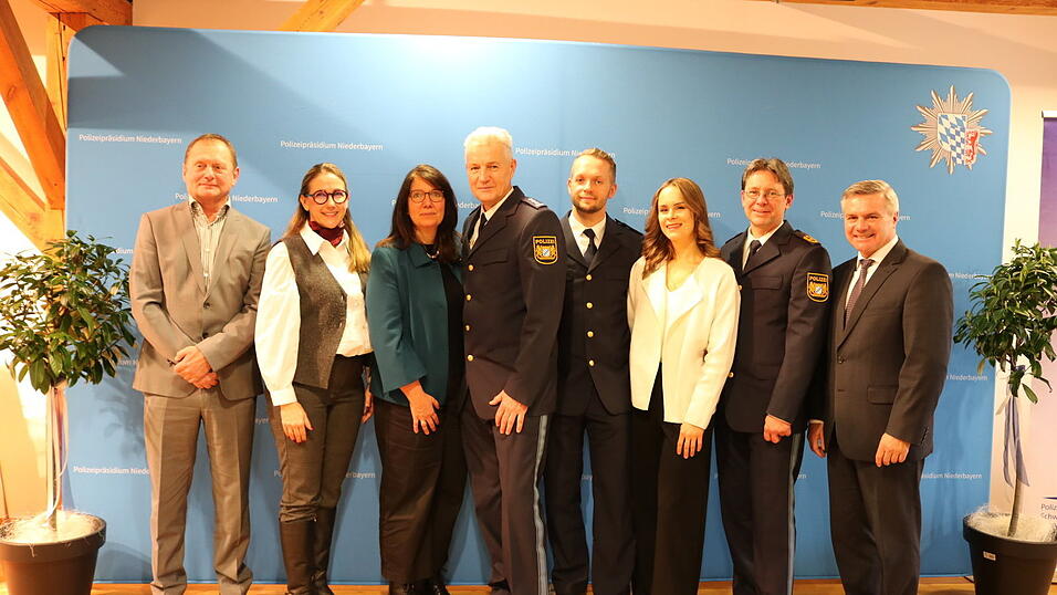 Beim Führungswechsel: Personalratsvorsitzender Martin Lehner, Bürgermeisterin Sibylle Entwistle, EPHK Strobl mit Frau, PHK Burghard mit Lebensgefährtin, Polizeipräsident Roland Kerscher und Landrat Peter Dreier. Beim Führungswechsel: Personalratsvorsitzender Martin Lehner, Bürgermeisterin Sibylle Entwistle, EPHK Strobl mit Frau, PHK Burghard mit Lebensgefährtin, Polizeipräsident Roland Kerscher und Landrat Peter Dreier.