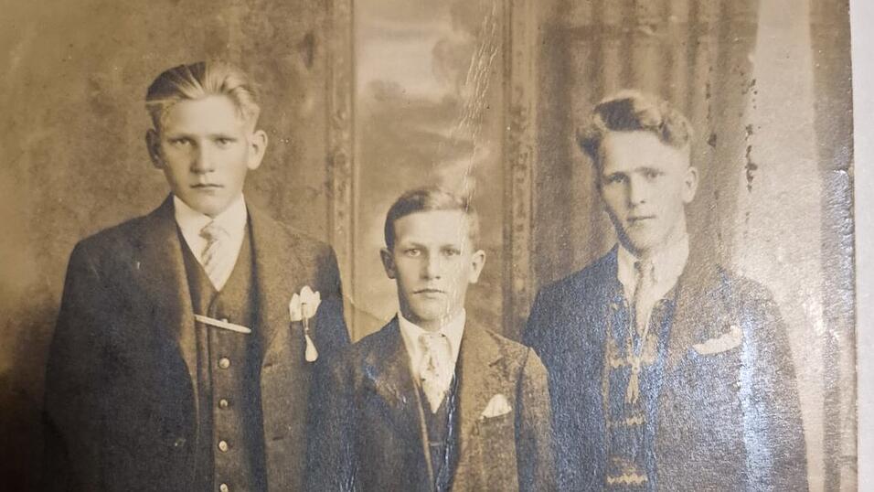 Josef Dullinger (M.) und Albert Dullinger (r.) (Archiv)