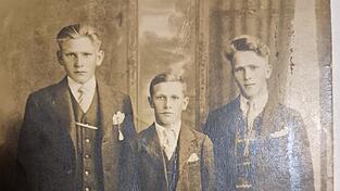 Josef Dullinger (M.) und Albert Dullinger (r.) (Archiv)