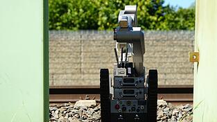 Ein Roboter ist auf dem Bahnhofsgelände im Einsatz. Ein Roboter ist auf dem Bahnhofsgelände im Einsatz.