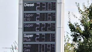 Die Benzinpreise unterscheiden sich je nach Bundesland derzeit deutlich. (Archivbild)