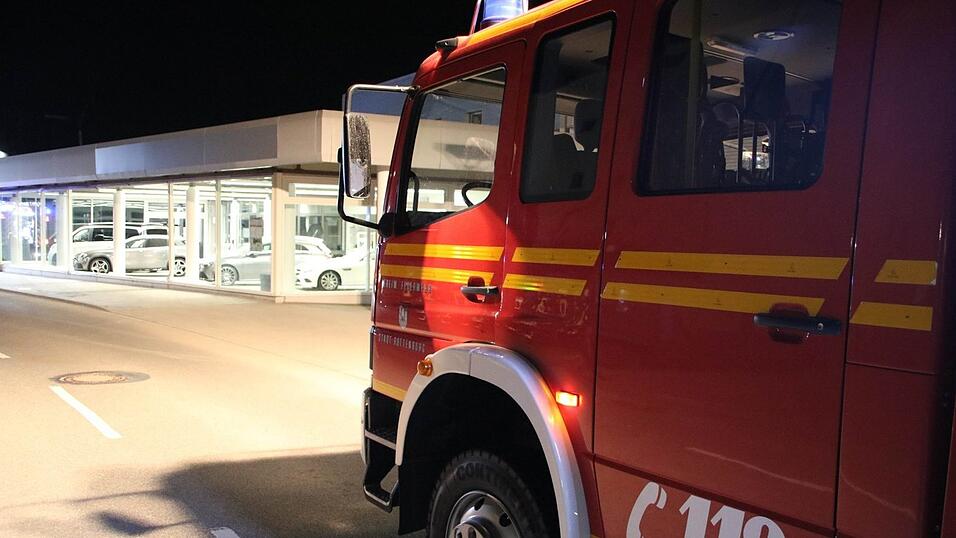 Ein Autofahrer ist in Rottenburg in den Verkaufsraum eines Autohauses gefahren.