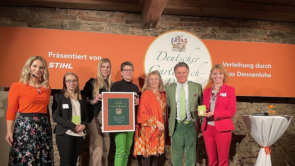 Moderatorin Eva Grünbauer, Mediengestalterin Tanja Gassenhuber, Barbara (Illustratorin) und Bärbel Steinberger (Autorin) mit Sabine Freifrau von Süsskind und ihrem Mann Freiherr Robert von Süsskind, Initiatoren des Deutschen und Europäischen Gartenbuchpreises, mit Claudia Karl-Fischer, Marketingleiterin beim Verlag Attenkofer.