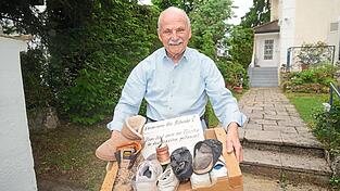 Seit drei Wochen findet Fritz Scholze fast jeden Morgen fremde Schuhe in seinem Garten verteilt. Drei Füchse sind für die Unordnung verantwortlich. Der 89-Jährige sammelt die Schuhe und stellt sie vor sein Haus. Seit drei Wochen findet Fritz Scholze fast jeden Morgen fremde Schuhe in seinem Garten verteilt. Drei Füchse sind für die Unordnung verantwortlich. Der 89-Jährige sammelt die Schuhe und stellt sie vor sein Haus.