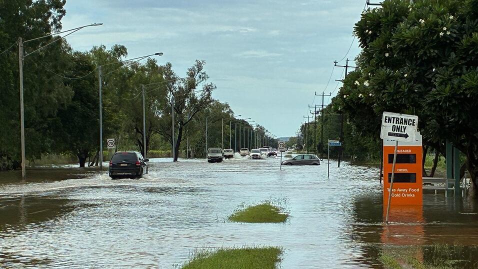 Nach heftigem Regen ist der Katherine River &uuml;ber die Ufer getreten.
