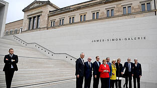 Feierliche Eröffnung des neuen Eingangs-Bereichs für die Museumsinsel (von links): Michael Eissenhauer, Generaldirektor Staatliche Museen zu Berlin, Architekt David Chipperfield, Berlins Regierender Bürgermeister Michael Müller (SPD), Bundeskanzlerin Angela Merkel (CDU), Hermann Parzinger, Präsident der Stiftung Preußischer Kulturbesitz, Kulturstaatsministerin Monika Grütters (CDU), Ann Simon, Timothy M. Simon, Nachfahre von James Simon und Architekt Alexander Schwarz Feierliche Eröffnung des neuen Eingangs-Bereichs für die Museumsinsel (von links): Michael Eissenhauer, Generaldirektor Staatliche Museen zu Berlin, Architekt David Chipperfield, Berlins Regierender Bürgermeister Michael Müller (SPD), Bundeskanzlerin Angela Merkel (CDU), Hermann Parzinger, Präsident der Stiftung Preußischer Kulturbesitz, Kulturstaatsministerin Monika Grütters (CDU), Ann Simon, Timothy M. Simon, Nachfahre von James Simon und Architekt Alexander Schwarz
