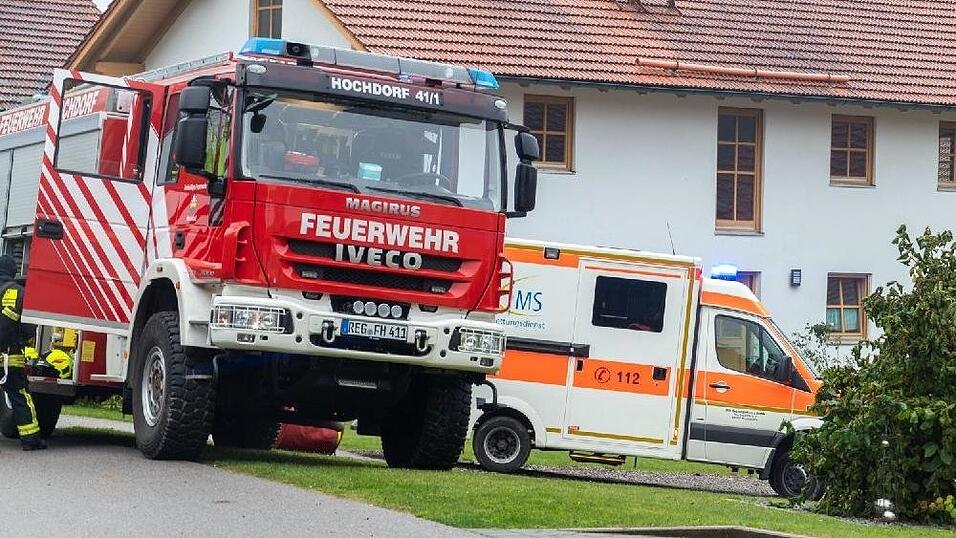 Feuerwehreinsatz am frühen Donnerstagmorgen in der Nähe von Schaufling im Landkreis Deggendorf. Dort brannte ein Wohnhaus. Feuerwehreinsatz am frühen Donnerstagmorgen in der Nähe von Schaufling im Landkreis Deggendorf. Dort brannte ein Wohnhaus.