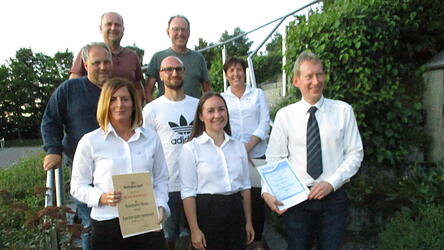 Die geehrten Mitglieder: Thomas Maierhofer, Larissa Preiss und Maria Kienberger (von rechts); hintere Reise Gerlinde Maierhofer, Daniel Schmaderer, Manfred Windisch; hintere Reihe Franz Wagner und Hans Engl.