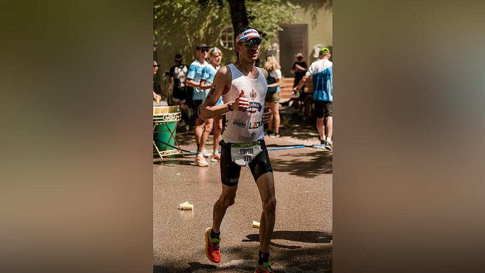 Der 41-jährige Florian Schedlbauer - hier an einer Verpflegungsstation - beendete in Roth die Triathlon-Saison - mit neuer Bestzeit.