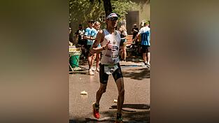 Der 41-jährige Florian Schedlbauer - hier an einer Verpflegungsstation - beendete in Roth die Triathlon-Saison - mit neuer Bestzeit.