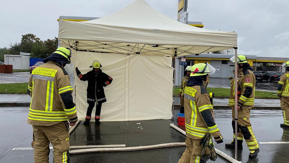 Um die Unfallstelle zu sichern, hatte die Feuerwehr Cham kurzerhand einen Pavillon errichtet. Um die Unfallstelle zu sichern, hatte die Feuerwehr Cham kurzerhand einen Pavillon errichtet.