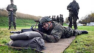 Die Grünen wollen Musterungen für junge Männer verpflichtend machen. (Archivbild)