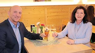 Grund zur Freude hatten am gestrigen Sonntag Franz Aster und Gudrun Zollner. Am 29. März wird sich nur noch eine oder einer freuen. Grund zur Freude hatten am gestrigen Sonntag Franz Aster und Gudrun Zollner. Am 29. März wird sich nur noch eine oder einer freuen.