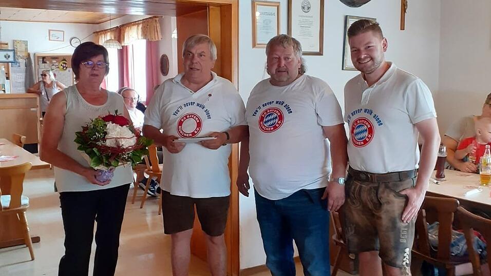 Fanny und Richard Simmel mit dem Vorsitzenden Klaus Janker und dessen Stellvertreter Christoph Rosenhammer (von links).