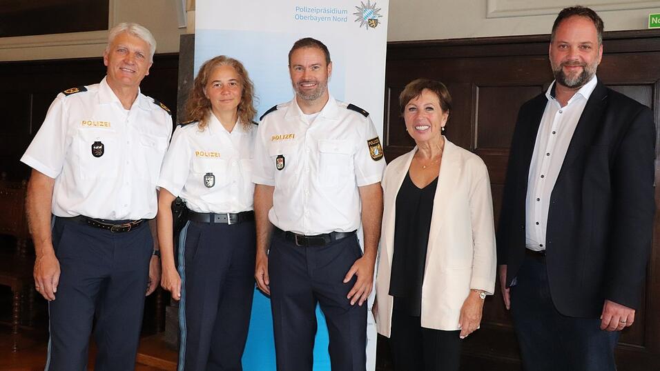 Der neue Chef der Freisinger Polizei, Andreas Wegmaier (M.), umrahmt von (v. l.) Polizeipr&auml;sident G&uuml;nther Gietl, Polizeivizepr&auml;sidentin Kerstin Schaller, stellvertretende Landr&auml;tin Anita Meinelt und OB Tobias Eschenbacher.