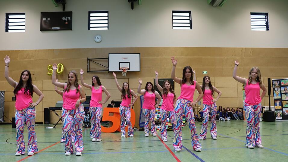 Passend zum Song 'Lady Bump' sind die Zehntklässlerinnen gekleidet. Passend zum Song 'Lady Bump' sind die Zehntklässlerinnen gekleidet.