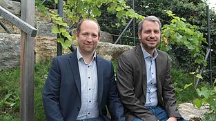 Sachbearbeiter Thomas Schwarzensteiner vom Kulturamt (l.) und Bürgermeister Matthias Kohlmayer demonstrieren, schon einmal wo die Konzerbesucher sitzen werden: auf den Steinstufen des Weinbergs.