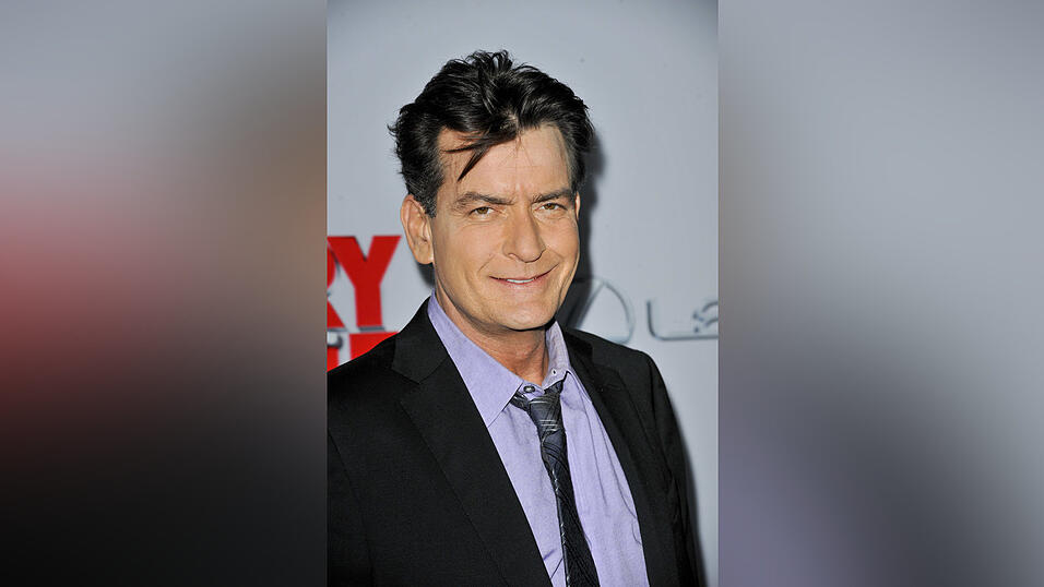Charlie Sheen ging 2015 mit seiner Infizierung an die &Ouml;ffentlichkeit.