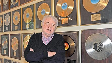 Sein Büro - ein Ausstellungsraum für Goldene Schallplatten: Medienmanager und Musikverleger Hans R. Beierlein