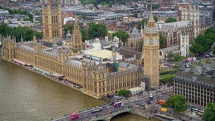 Der Big Ben steht in London an der Themse...