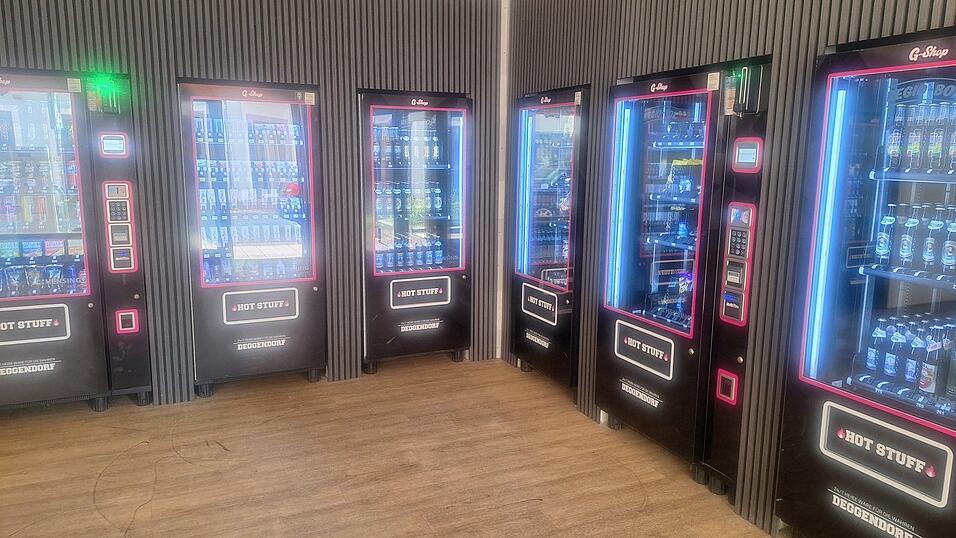 Automaten randvoll mit Tabakwaren, Snacks und Getr&auml;nken.