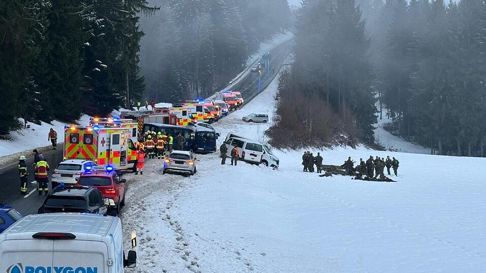 Mehrere Fahrzeuge seien bei dem Unfall ineinander gerutscht und von der Fahrbahn abgekommen. Auch Milit&auml;rfahrzeuge waren am Unfall beteiligt.