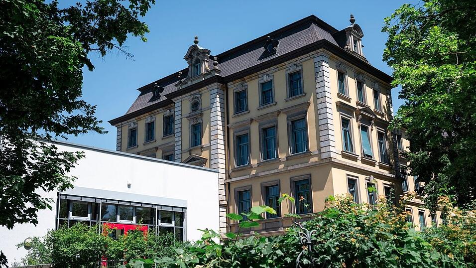 Die Substanzen waren im Markgräfin-Wilhelmine-Gymnasium entdeckt worden. Die Substanzen waren im Markgräfin-Wilhelmine-Gymnasium entdeckt worden.