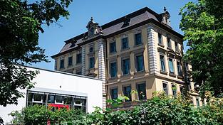 Die Substanzen waren im Markgräfin-Wilhelmine-Gymnasium entdeckt worden. Die Substanzen waren im Markgräfin-Wilhelmine-Gymnasium entdeckt worden.