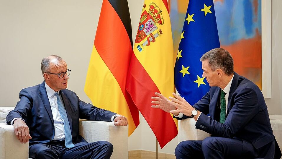 Wegen des Ansturms zehntausender Migranten auf die Exklave Ceuta hatte Bundeskanzler Friedrich Merz die spanische Regierung aufgerufen, die Situation schnellstmöglich wieder in den Griff zu bekommen. (Archivbild) Wegen des Ansturms zehntausender Migranten auf die Exklave Ceuta hatte Bundeskanzler Friedrich Merz die spanische Regierung aufgerufen, die Situation schnellstmöglich wieder in den Griff zu bekommen. (Archivbild)