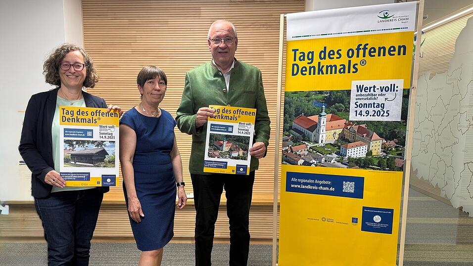 Landrat Franz Löffler lädt gemeinsam mit Dr. Bärbel Kleindorfer-Marx und Maria-Luise Segl (von rechts) vom Kulturreferat dazu ein, beim Tag des offenen Denkmals „wert-volle“ Einblicke zu gewinnen. Landrat Franz Löffler lädt gemeinsam mit Dr. Bärbel Kleindorfer-Marx und Maria-Luise Segl (von rechts) vom Kulturreferat dazu ein, beim Tag des offenen Denkmals „wert-volle“ Einblicke zu gewinnen.