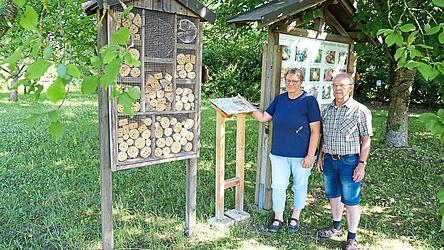 Der Kreisobstlehrgarten des Mainburger Gartenbauvereins wurde offiziell als Naturgarten zertifiziert. Die Vorsitzende Dorraine Gastner und der zweite Vorsitzende Franz Gschössl freuen sich über die Anerkennung. Der Kreisobstlehrgarten des Mainburger Gartenbauvereins wurde offiziell als Naturgarten zertifiziert. Die Vorsitzende Dorraine Gastner und der zweite Vorsitzende Franz Gschössl freuen sich über die Anerkennung.