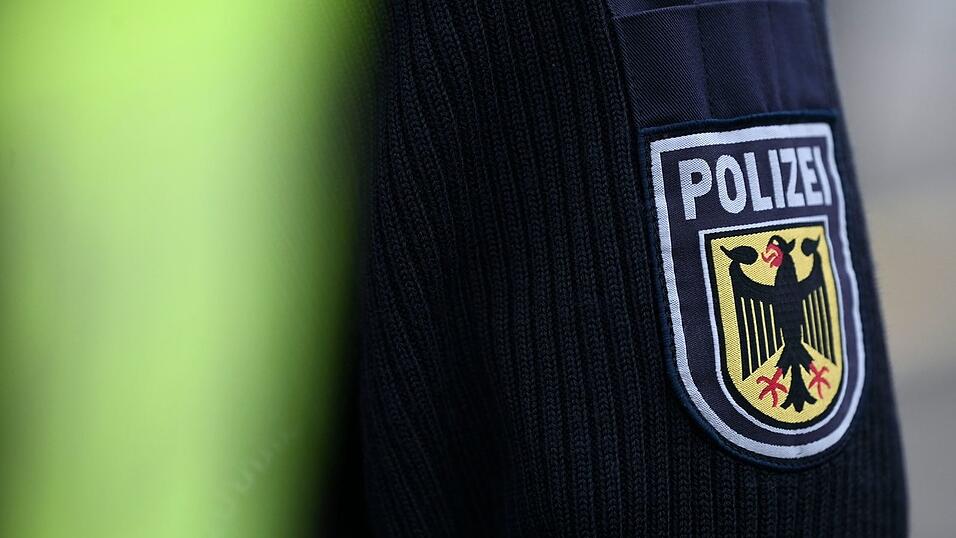Die Bundespolizei kümmert sich um die Bearbeitung des europäischen Auslieferungshaftbefehls gegen den 29-Jährigen. (Symbolbild) Die Bundespolizei kümmert sich um die Bearbeitung des europäischen Auslieferungshaftbefehls gegen den 29-Jährigen. (Symbolbild)