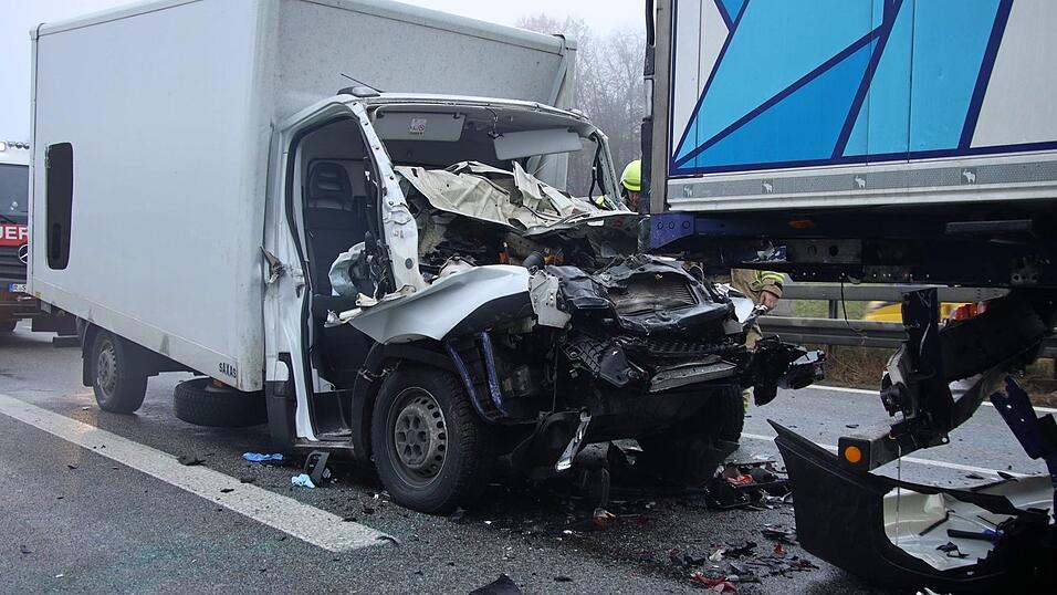 Am Dienstagvormittag fuhr ein Lkw-Fahrer einem anderen Laster auf der A3 bei Regensburg auf. Infolgedessen wurde der Fahrer in seinem Fahrzeug eingeklemmt. Am Dienstagvormittag fuhr ein Lkw-Fahrer einem anderen Laster auf der A3 bei Regensburg auf. Infolgedessen wurde der Fahrer in seinem Fahrzeug eingeklemmt.