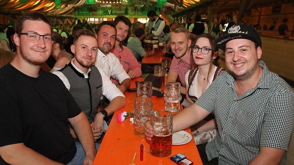 Auch am Samstagabend strömten viele Landshuter zur Dult. Auch am Samstagabend strömten viele Landshuter zur Dult.