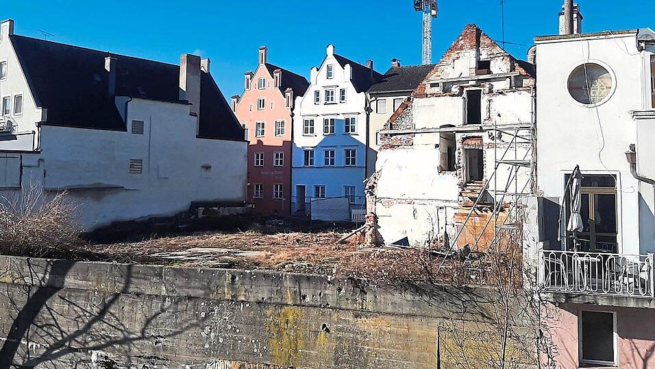 Die R&uuml;ckseite der Wagnergasse 2 (zweites Geb&auml;ude von rechts), von der Zweibr&uuml;ckenstra&szlig;e aus gesehen. Links daneben standen zwei weitere, bereits abgebrochene Handwerkerh&auml;user.