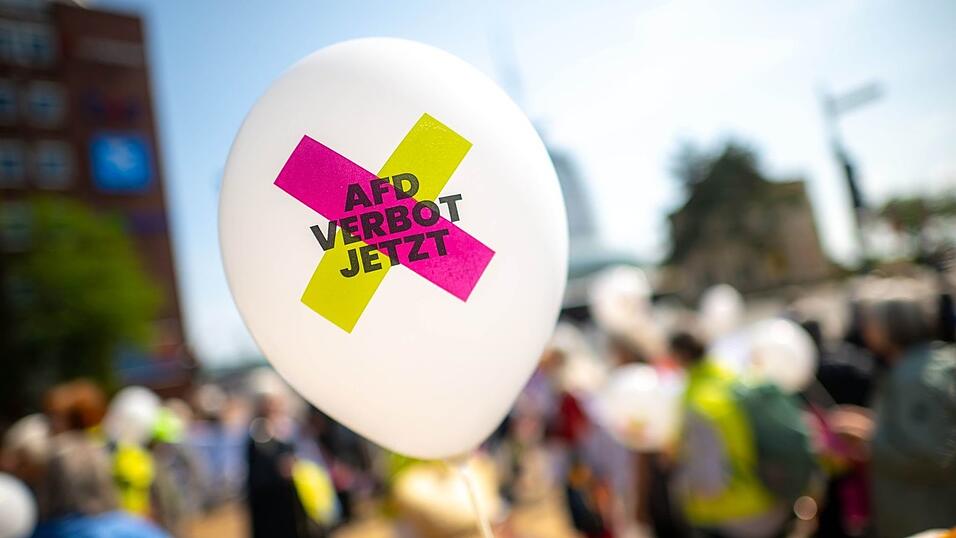 Muss die AfD wegen verfassungsfeindlicher Bestrebungen verboten werden? Die Grünen im bayerischen Landtag setzen sich mit einer Untersuchung für ein Verfahren ein. (Archivbild)