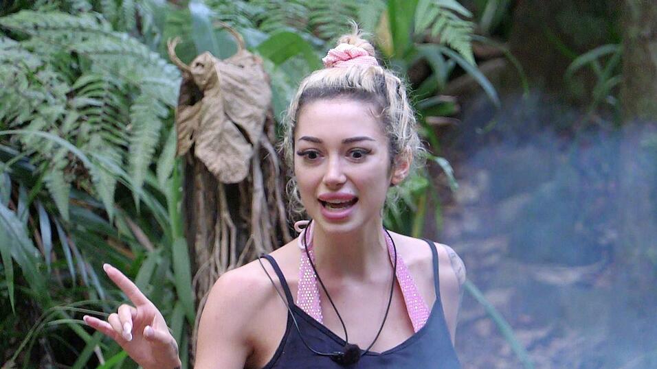 Ariel schreit weiter in den Dschungel hinein. Ariel schreit weiter in den Dschungel hinein.