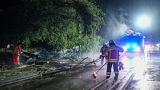 Nach den Unwettern räumen die Einsatzkräfte auf. Nach den Unwettern räumen die Einsatzkräfte auf.