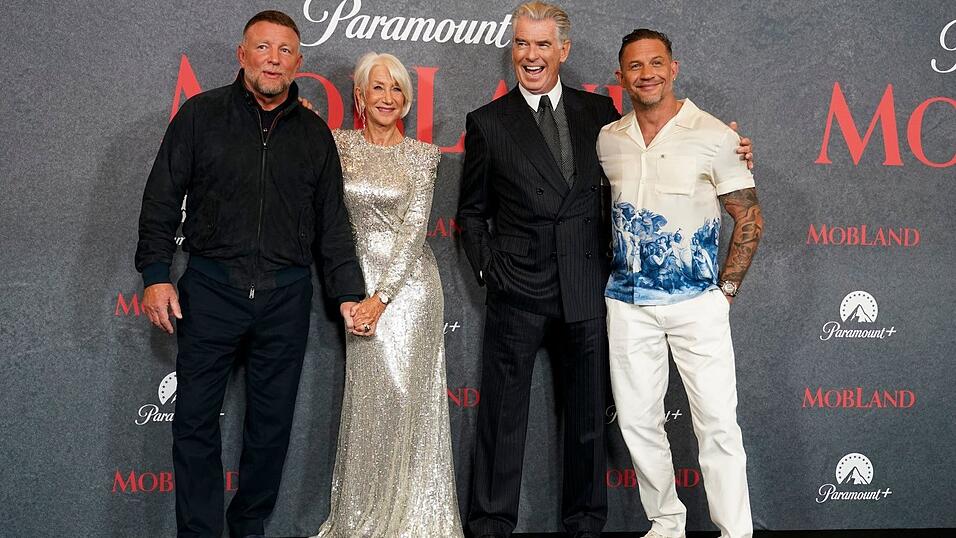 Regisseur Guy Ritchie mit den «Mobland»-Stars: Helen Mirren, Pierce Brosnan und Tom Hardy Regisseur Guy Ritchie mit den «Mobland»-Stars: Helen Mirren, Pierce Brosnan und Tom Hardy