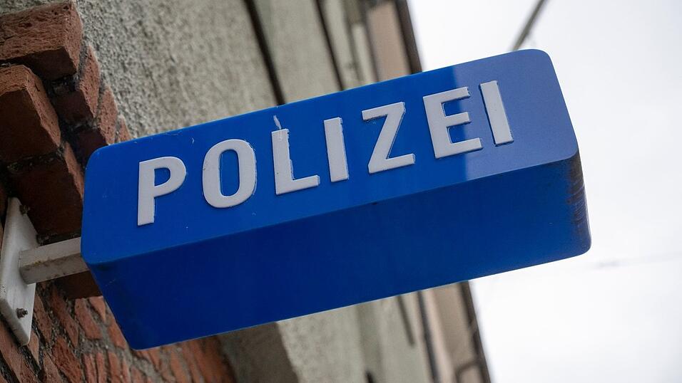 Das Eingangsschild zu einer Polizeiinspektion. Das Eingangsschild zu einer Polizeiinspektion.