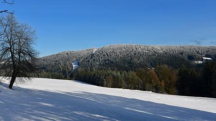 Tolles Frühwinterwetter am 23. November in St. Englmar-Maibrunn. Hier ist der Blick nach Osten zum 1049 m hohen Pröller zu sehen.