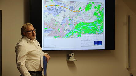 Stephan Ziermann, Fachbereichsleiter Deponie von der Firma Eigenschenk GmbH aus Deggendorf, stellte das Projekt vor.