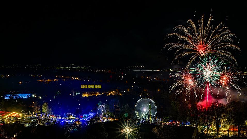 In den pr&auml;chtigsten Farben zeigte sich der Festplatz am Er&ouml;ffnungstag beim Feuerwerk der Festwirte.