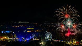 In den pr&auml;chtigsten Farben zeigte sich der Festplatz am Er&ouml;ffnungstag beim Feuerwerk der Festwirte.
