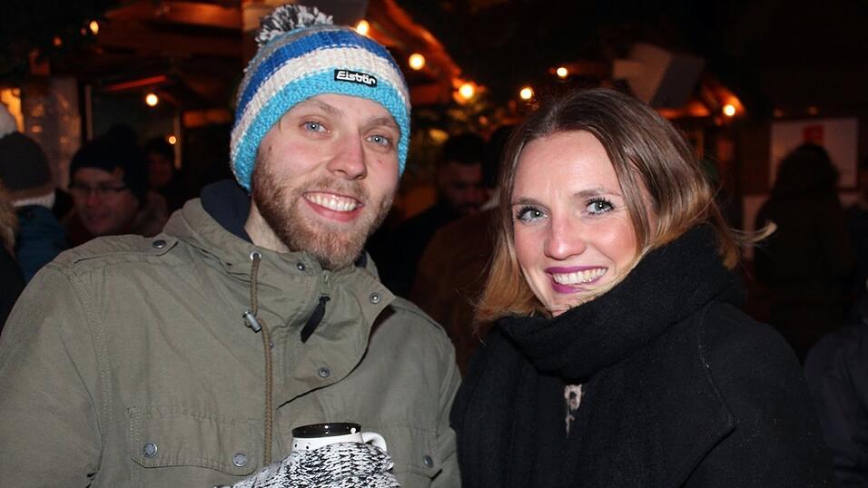 Auch am Samstag, 15. Dezember, strömten wieder etliche Besucher aus Landshut und Umgebung zur Weihnachtspyramide am Alten Viehmarkt. Auch am Samstag, 15. Dezember, strömten wieder etliche Besucher aus Landshut und Umgebung zur Weihnachtspyramide am Alten Viehmarkt.