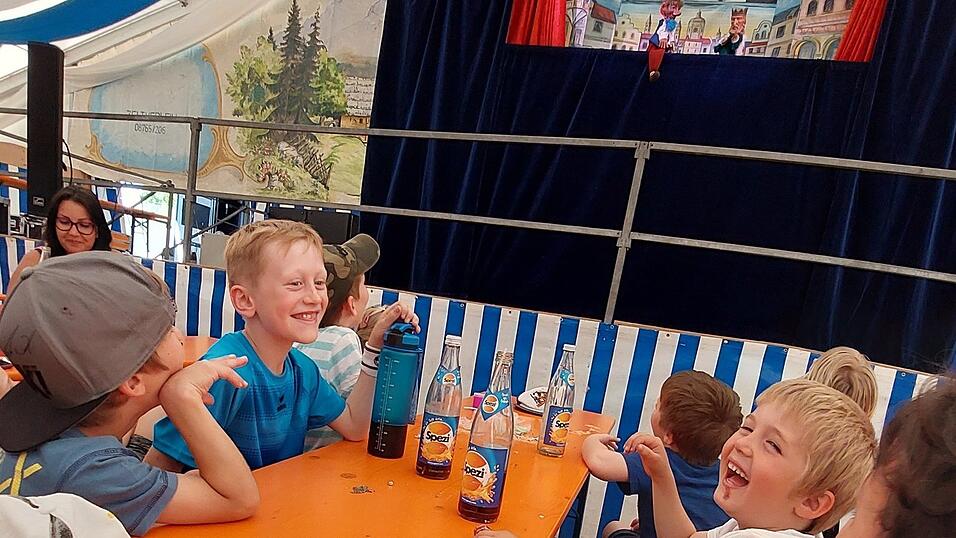 Sichtlich Spaß hatten die jüngeren Volksfestbesucher beim Kasperltheater. Sichtlich Spaß hatten die jüngeren Volksfestbesucher beim Kasperltheater.