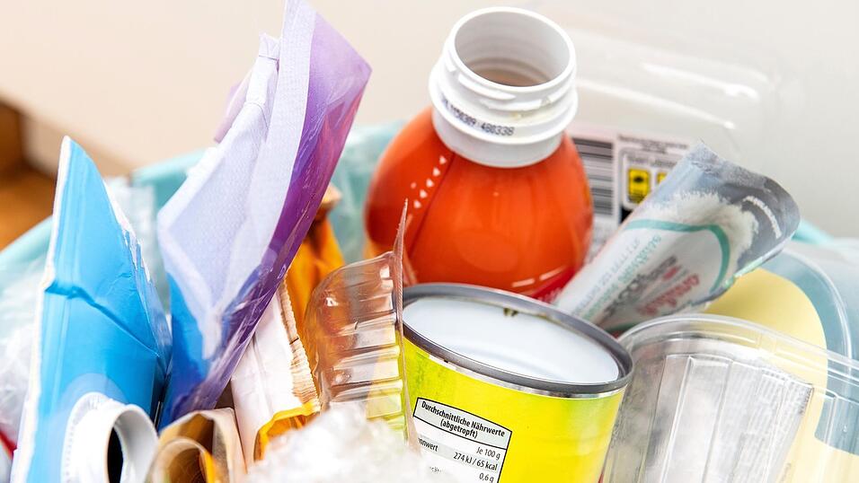 Ausschlie&szlig;lich Leichtverpackungen wie Dosen, Joghurtbecher oder Tetrapacks d&uuml;rfen in die Gelbe Tonne. Andere Wertstoffe wie Glas, Schrott oder Elektroger&auml;te werden weiterhin auf den Wertstoffh&ouml;fen gesammelt.