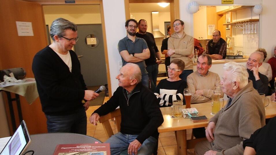 Robert Schrock (links) im Gespr&auml;ch mit den Zeitzeugen Xaver M&auml;rkl und Ludwig Stadler (von links).