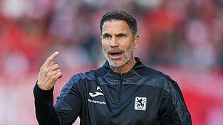 1860-Trainer Patrick Glöckner freut sich über den Heimsieg.